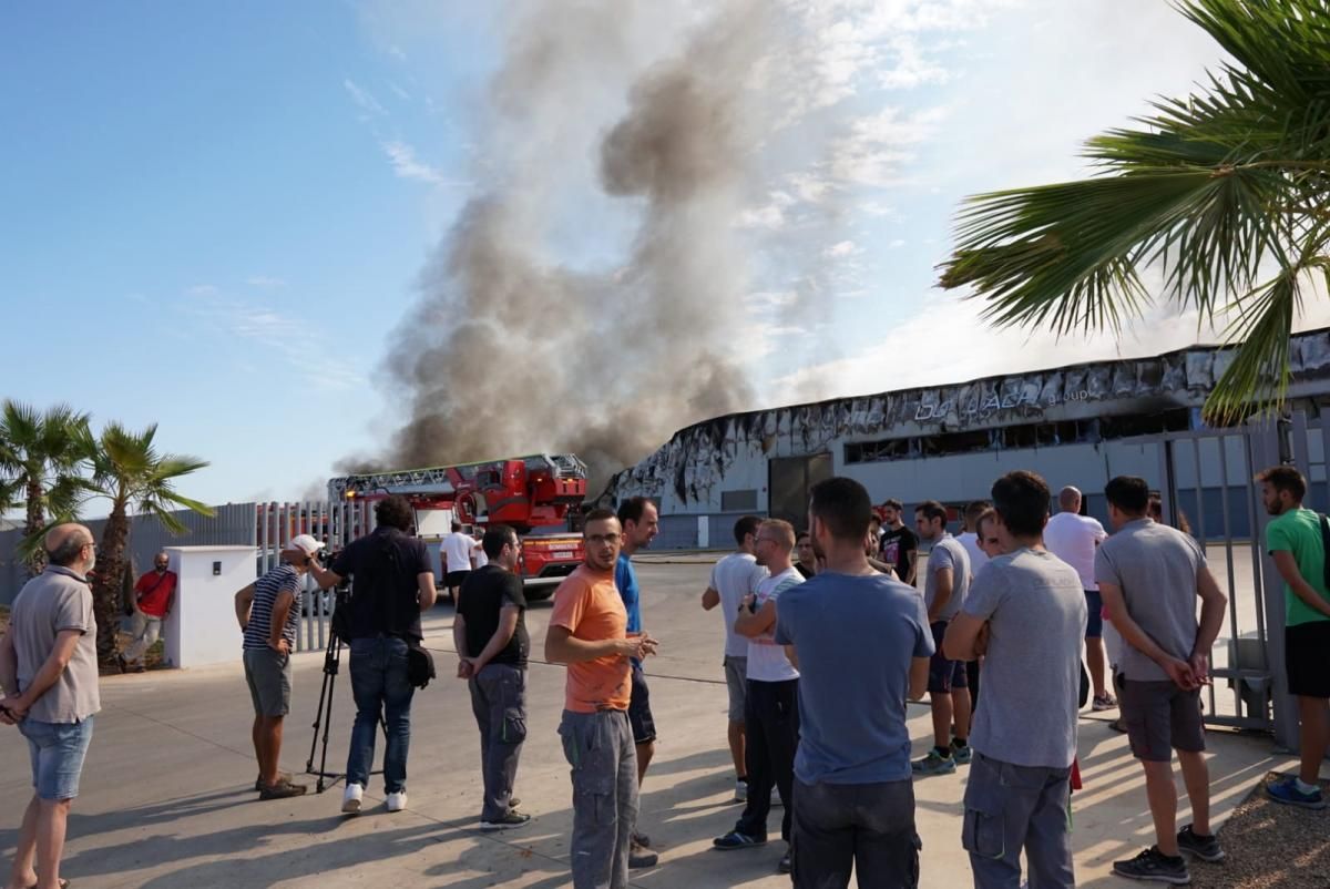 Un incendio arrasa una fábrica de muebles de baño en Villa del Río