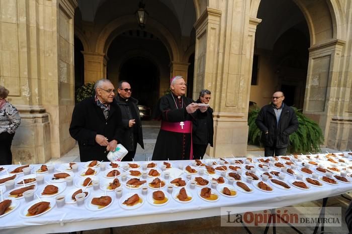 Reparto de boniatos en el Palacio Episcopal por San Fulgencio