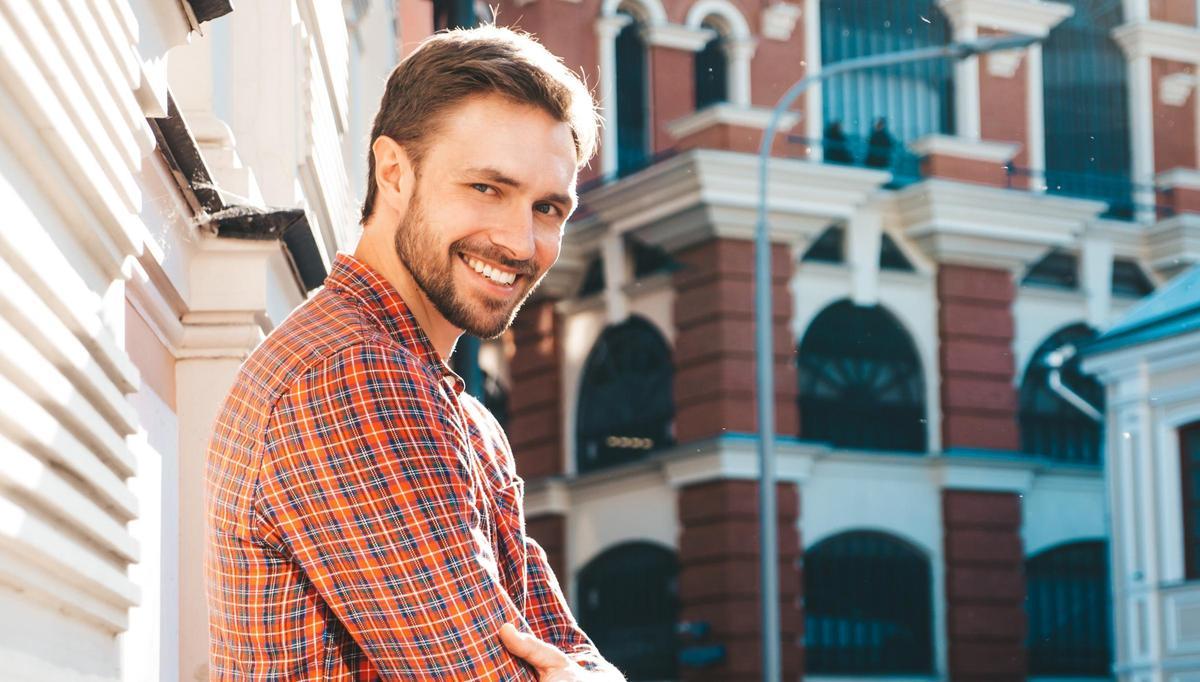Ni blancas ni negras: las zapatillas que no vas a parar de ver esta temporada son de este color