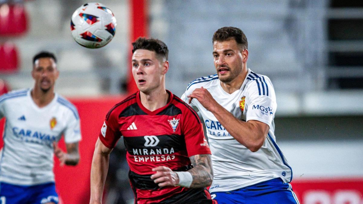 Bakis pelea un balón en el partido frente al Mirandés.