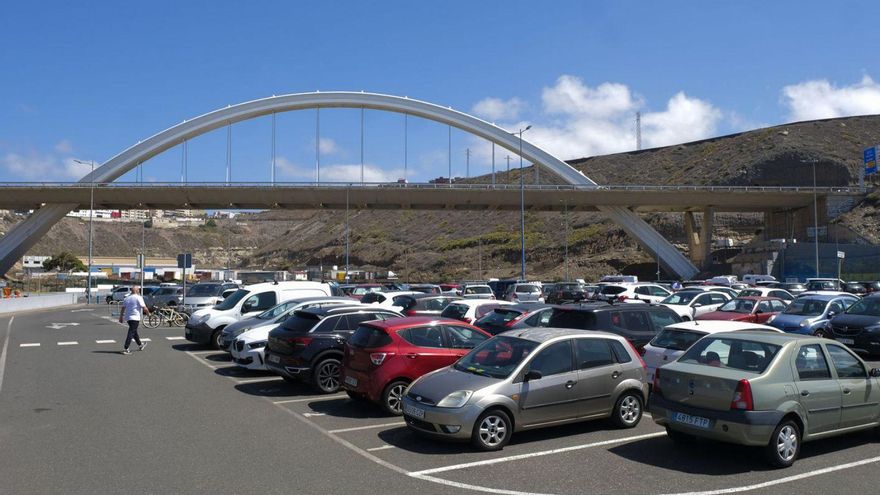 Las Palmas de Gran Canaria tiene una plaza de parquin para cada siete vehículos