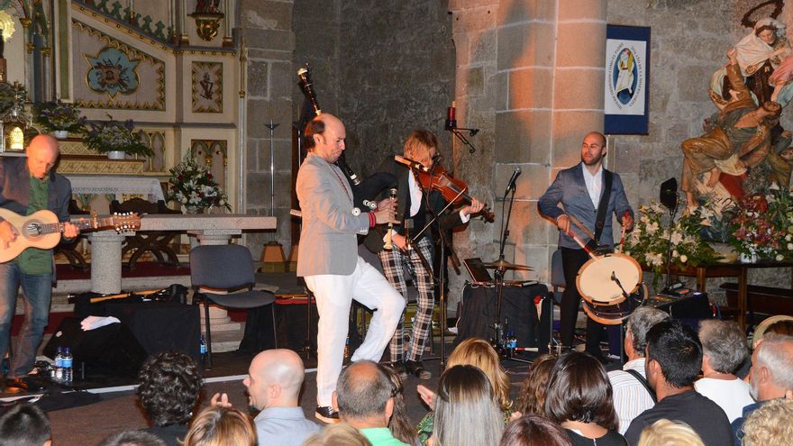 Carlos Núñez incluye la iglesia de Bueu en su gira «Lugares máxicos»