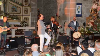 Carlos Núñez incluye la iglesia de Bueu en su gira «Lugares máxicos»