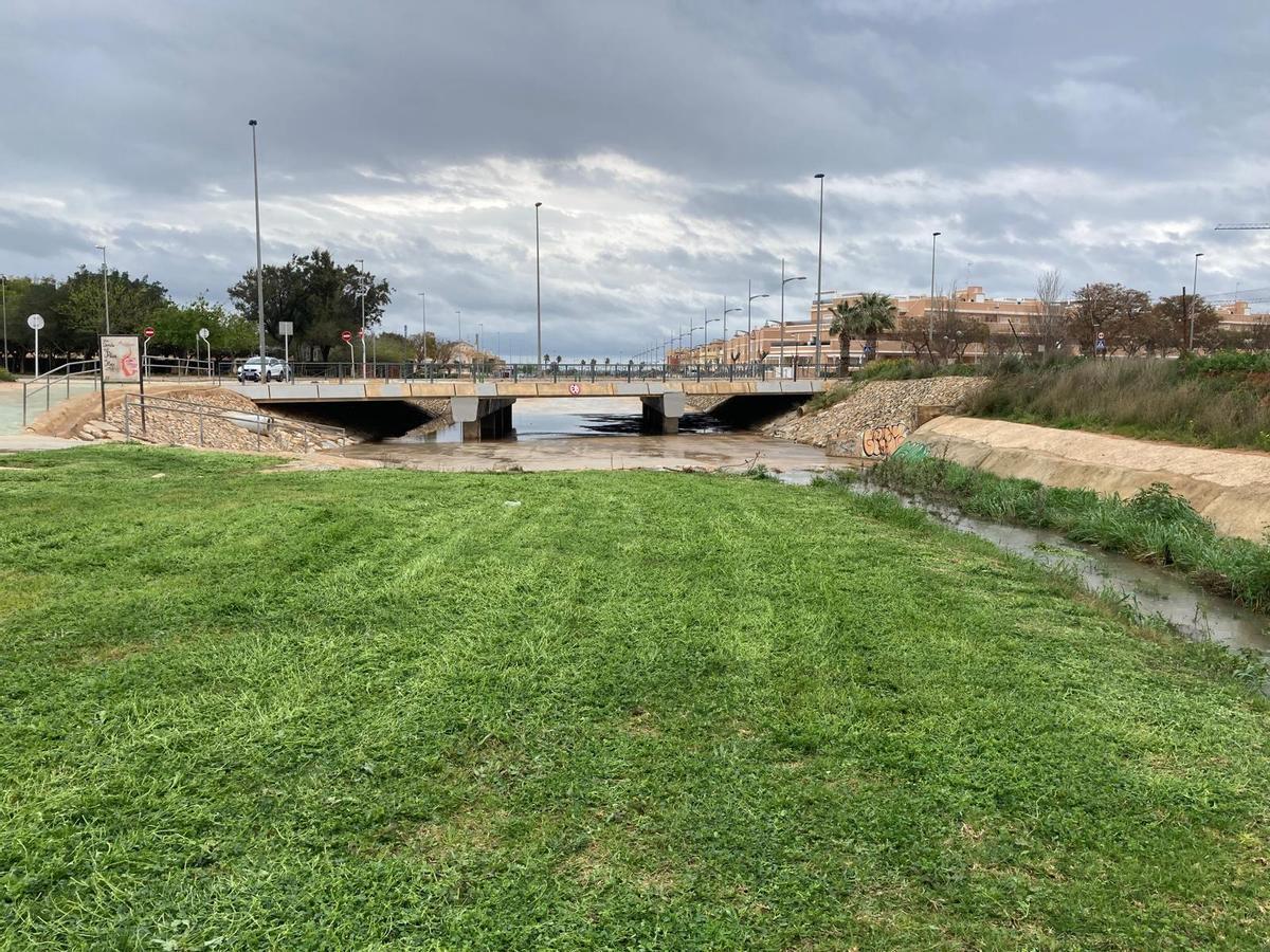 Tramo final de la rambla urbana en un día de lluvia moderada. A la derecha de la imagen la zona en la que se ha ido formando el socavón