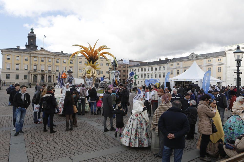 La música alicantina, el arroz, los trajes tradicionales triunfan en el desfile por Göteborg