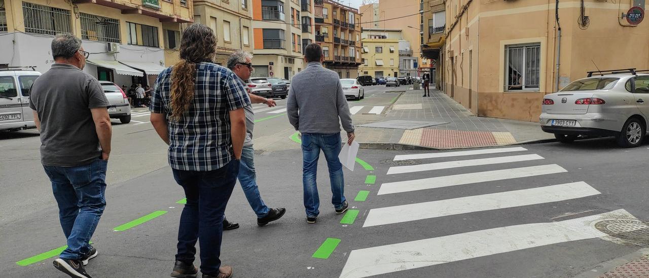 Los ediles Vicent Aparisi y Bruno Arnandis, junto a técnicos municipales, este martes en la zona para solventar puntos críticos.