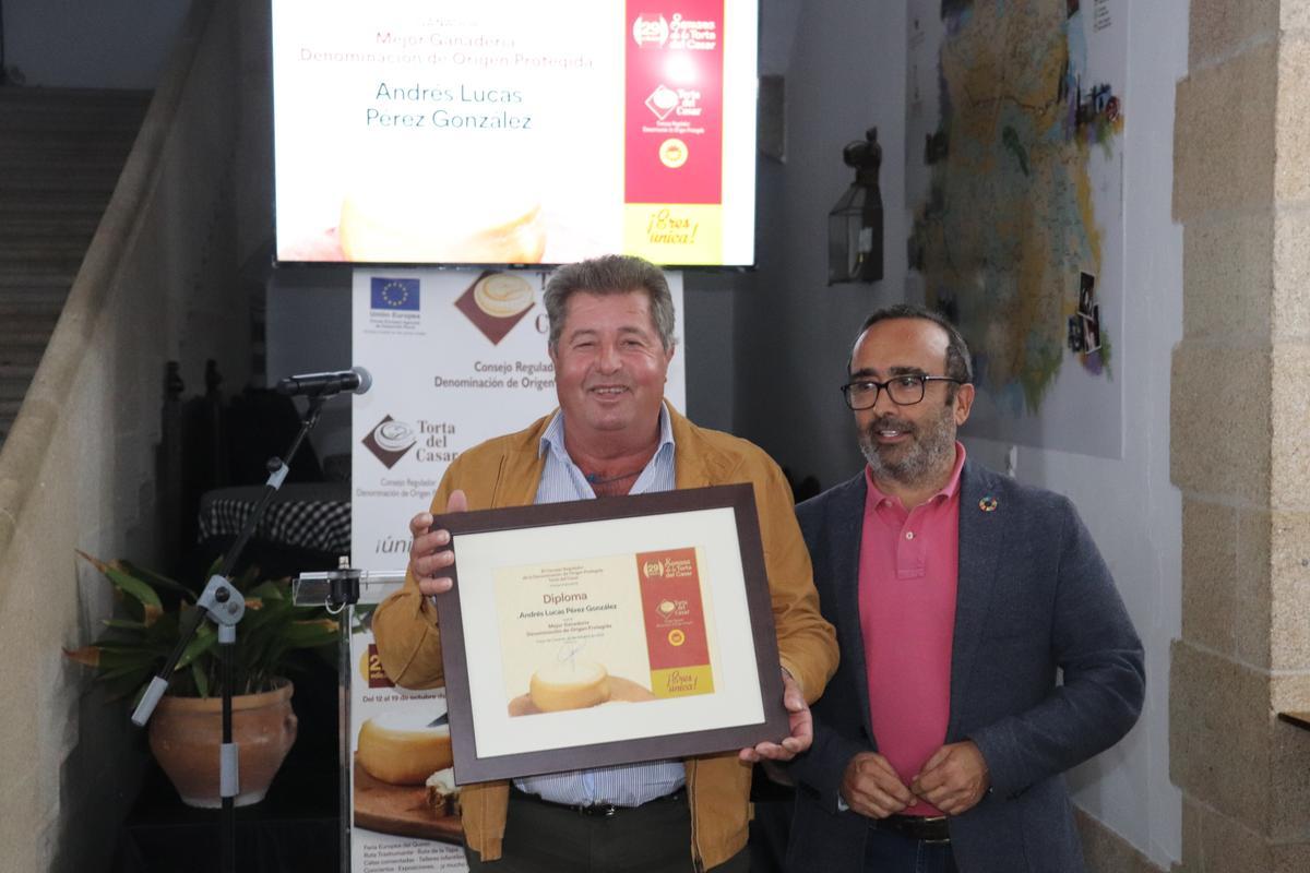 Andrés Lucas recoge el diploma a la Mejor Ganadería que le entrega Miguel Ángel Morales.