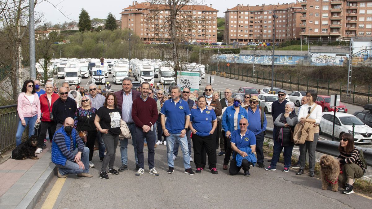 Foto de familia de los participantes y los responsables municipales, con el área de autocaravanas tras de sí.