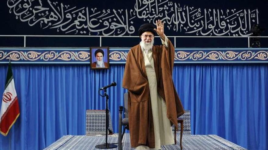 Jamenei saluda a los asistentes a su discurso de Teherán. // Reuters