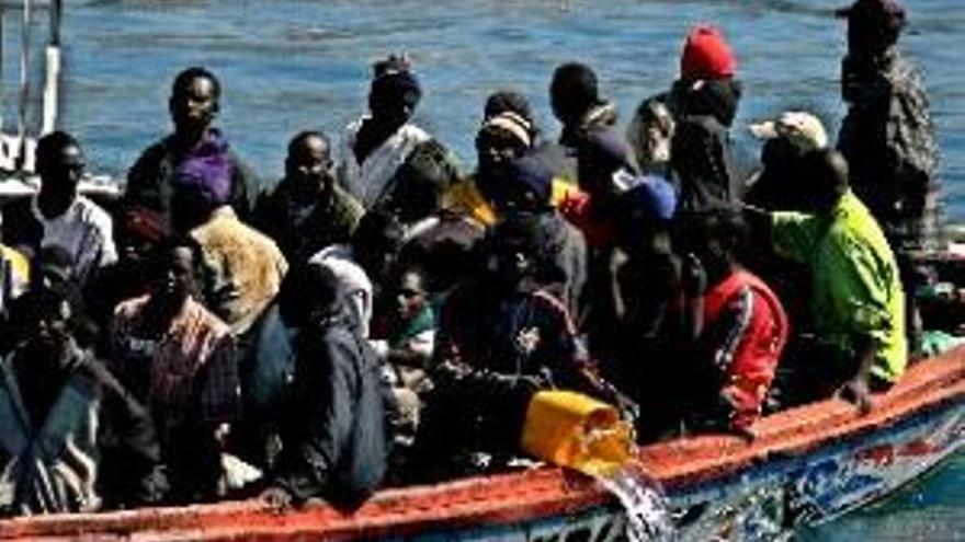 El Gobierno intenta repatriar a 1.000 inmigrantes a Senegal