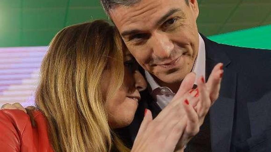 Susana Díaz y Pedro Sánchez, ayer, en un acto de campaña. // AFP