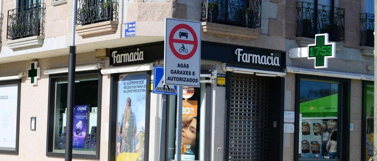 Una farmacia, cerrada ayer en Moaña. |