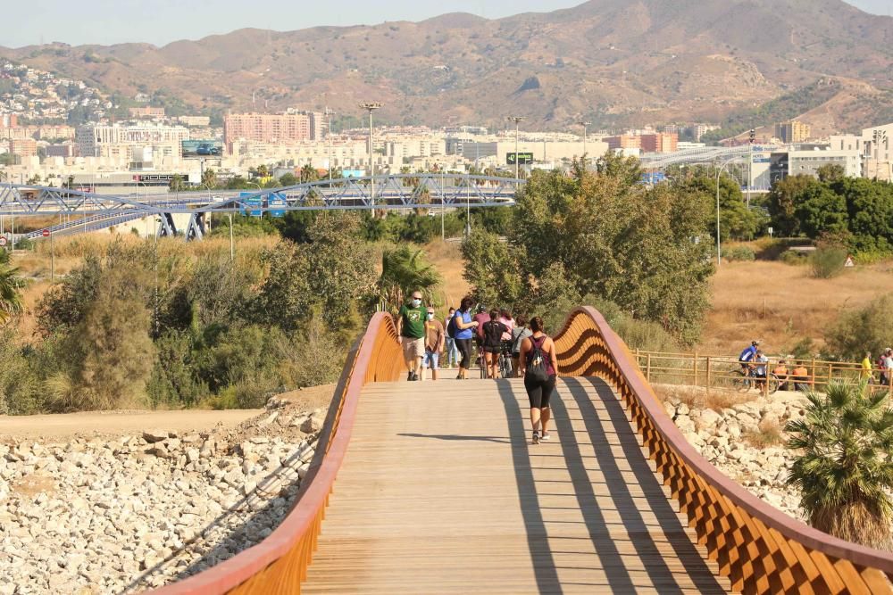 Inauguración de la pasarela peatonal sobre el río Guadalhorce, en Málaga.