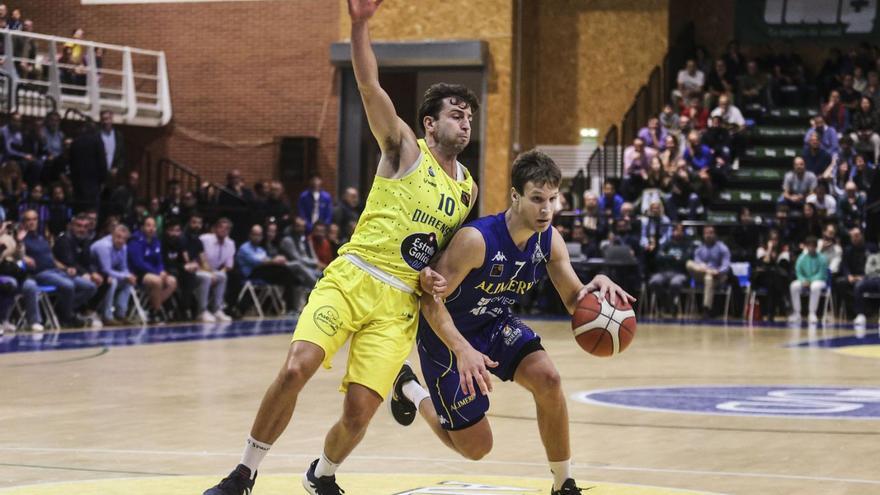 Dan Duscak, con el balón, defendido por Sergio Llorente en el Alimerka Oviedo-Ourense. | Irma Collín