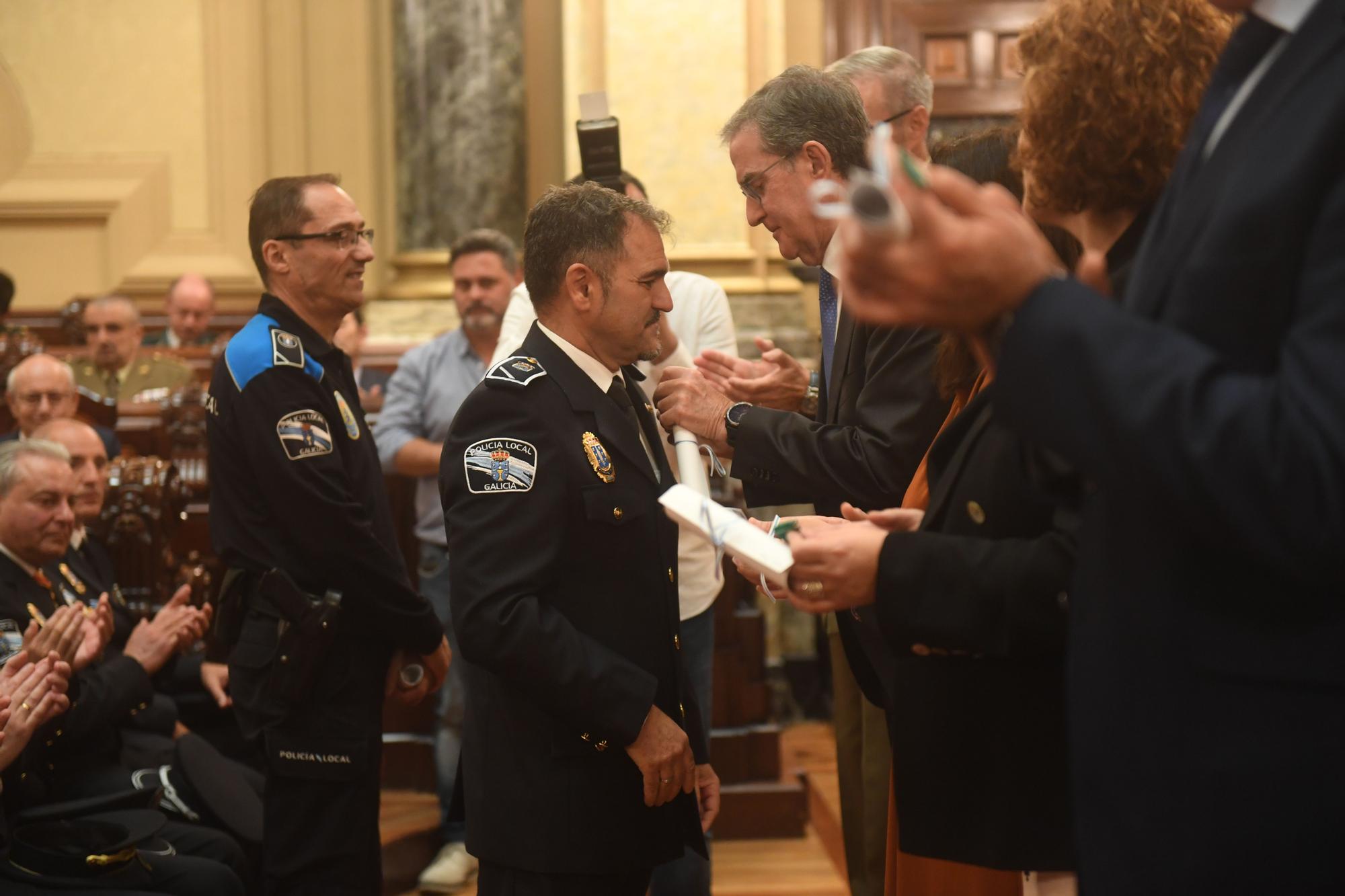 Homenaje a los policías locales de A Coruña que llevan 20 años en el cuerpo