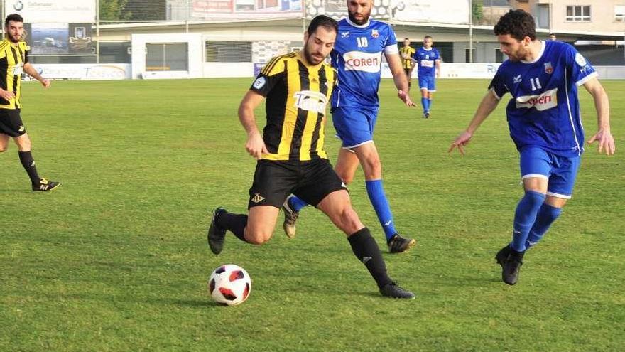 Fran Fandiño, autor de dos goles ayer, es presionado por Claudio y Aarón del Porriño. // Iñaki Abella