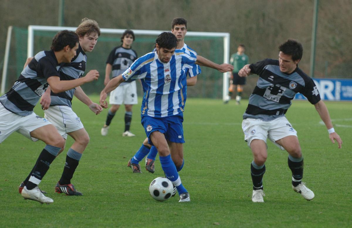 Lassad conduce el balón ante tres rivales en un duelo entre el Fabril y la Real Sociedad B en Abegondo en 2009.