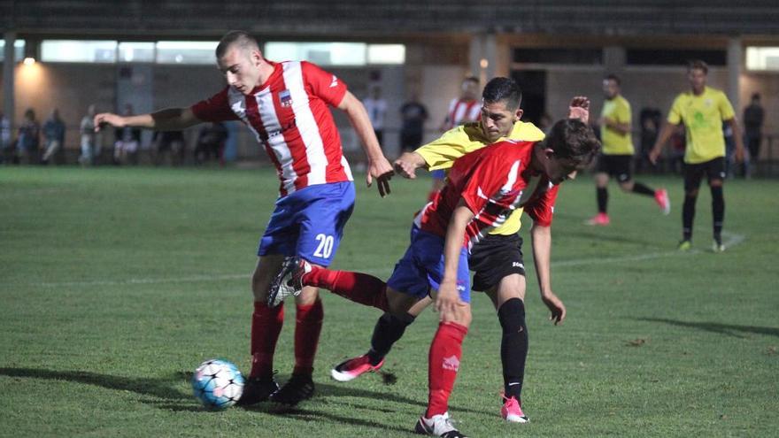 Una jugada del partit Esplais-Llançà, a Empuriabrava