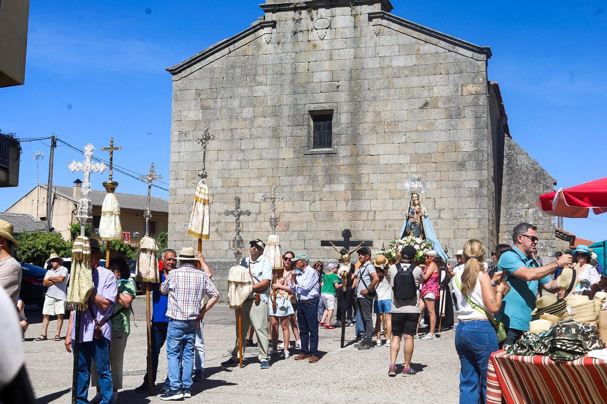 Los pendones de Fariza custodian a la Virgen del Castillo en la vuelta a su morada