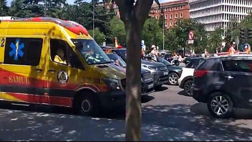 El vídeo de la discordia: no dejan pasar a una ambulancia en la manifestación de Madrid