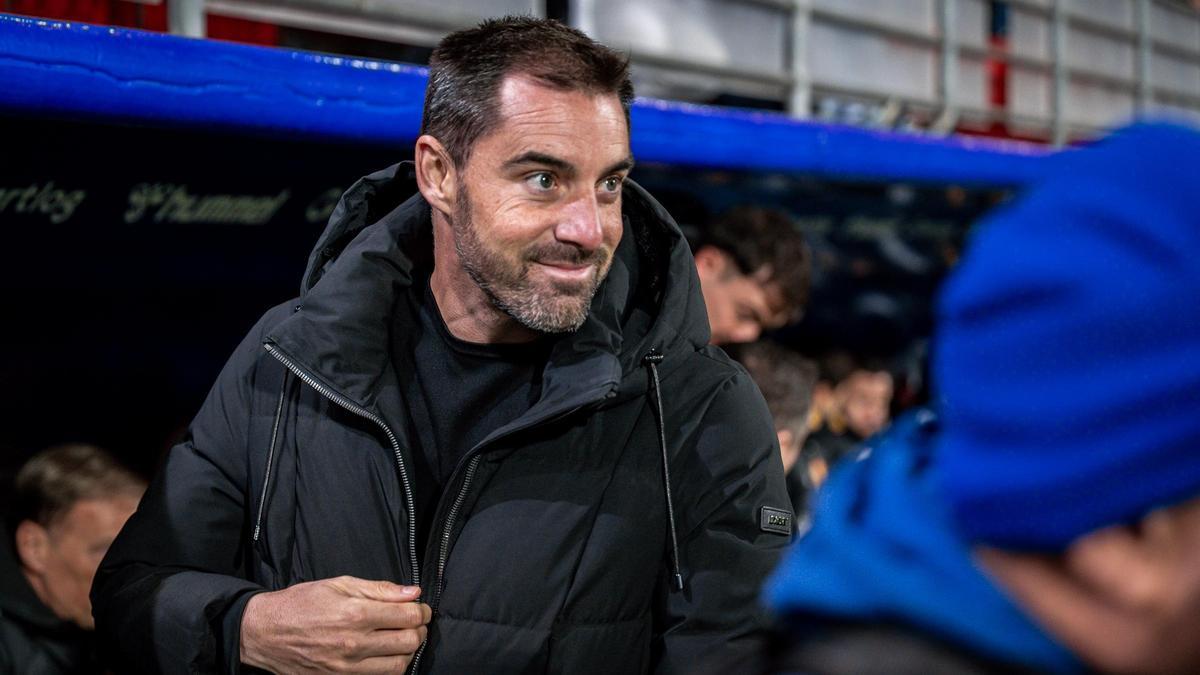 Rubén Sellés, antes de comenzar el partido en Ipurua.