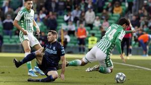 Carles Aleñá cae ante Joseba Zaldua.