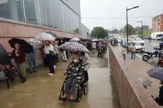 Caos en la primera jornada vacunal: en Gijón tres horas de espera bajo la lluvia
