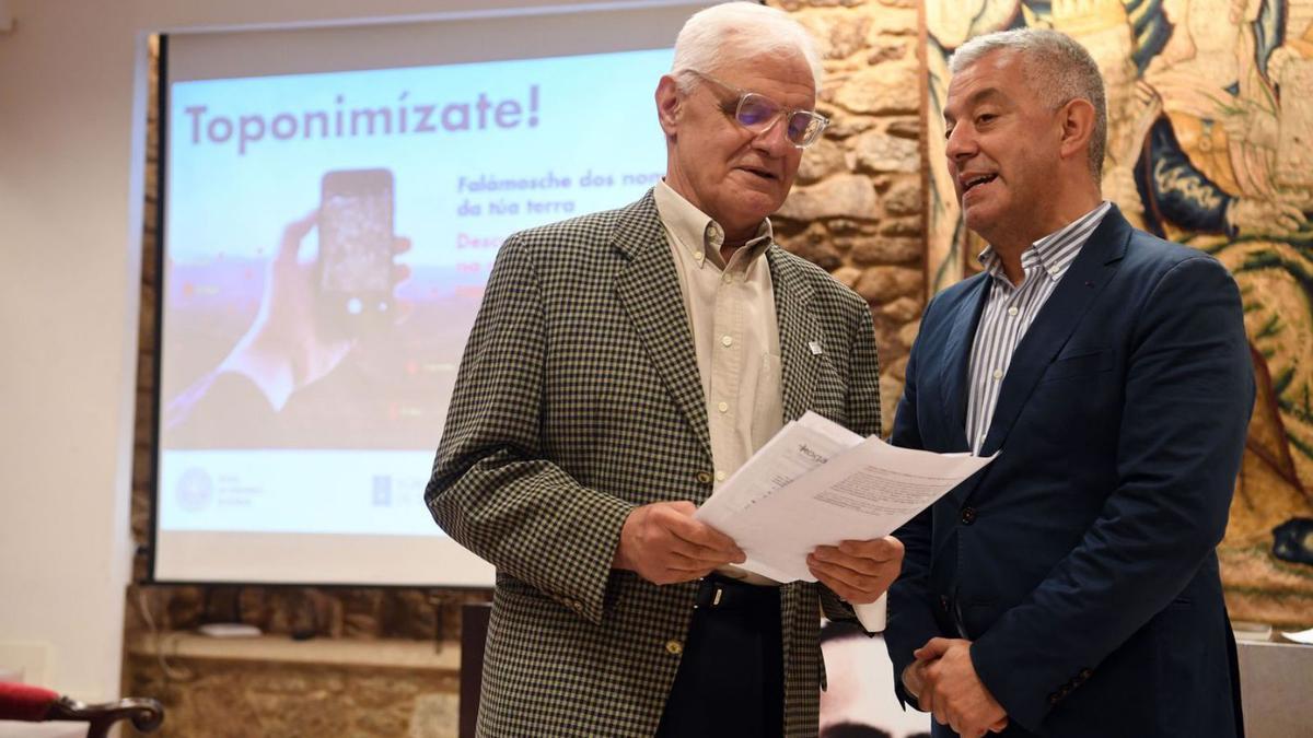 Presentación da nova edición de Toponimízate con Víctor F. Freixanes e Valentín García.   | // CARLOS PARDELLAS