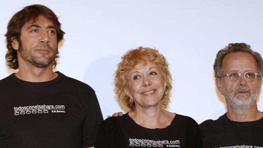Bardem, Rosa María Sardá y Fernando Colomo, en 2008, cuando presentaron la recogida de firmas tras su paso por el Festival de Cine del Sahara.