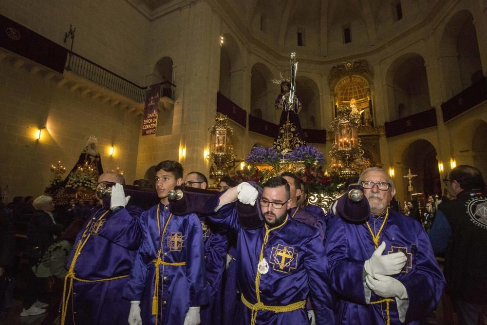 El Nazareno lució anoche una nueva canastilla revestida de pan de oro y la parihuela de su trono original recién estrenada