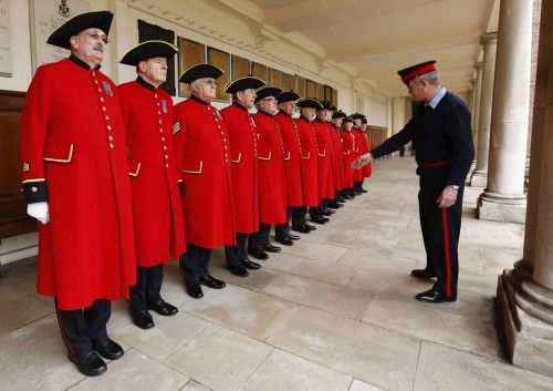 El sargento mayor Pearse Lally inspecciona los uniformes de los pensionistas de Chelsea que tomarán parte en el funeral de Margaret Thatcher