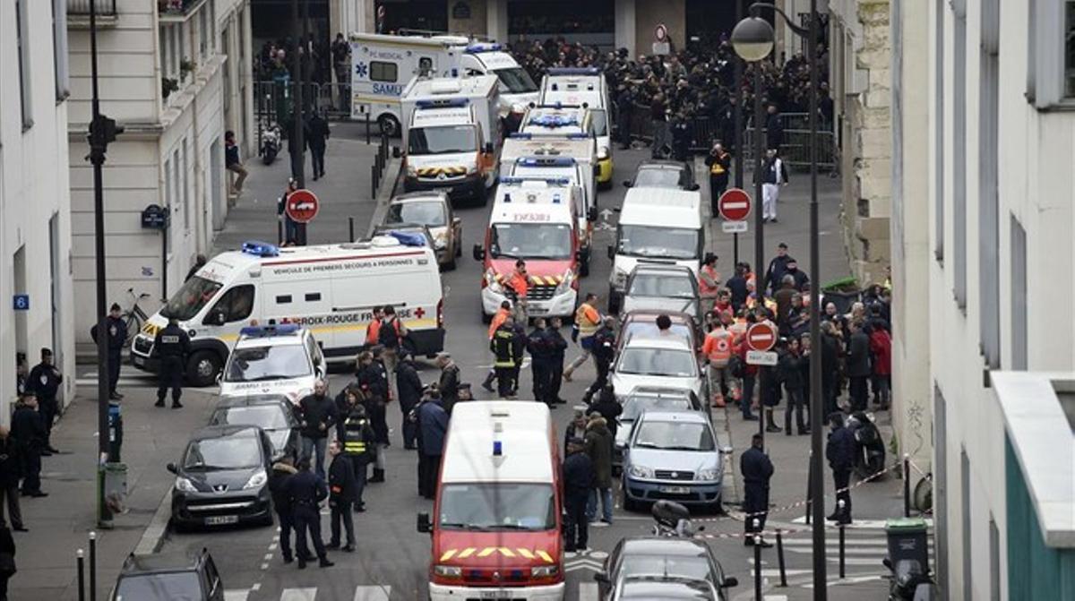 Vista general davant la seu del ’Charlie Hebdo’.