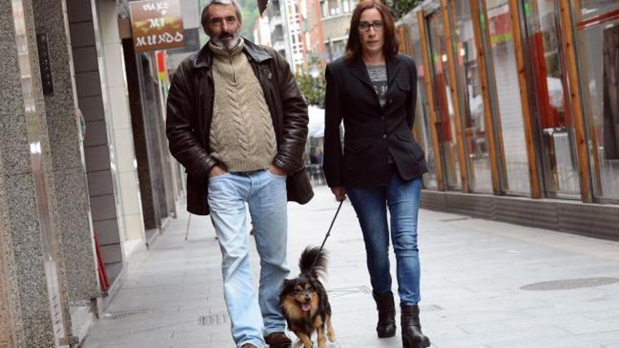 Josín entrega su perro "Trasgu" a Antonia Morales