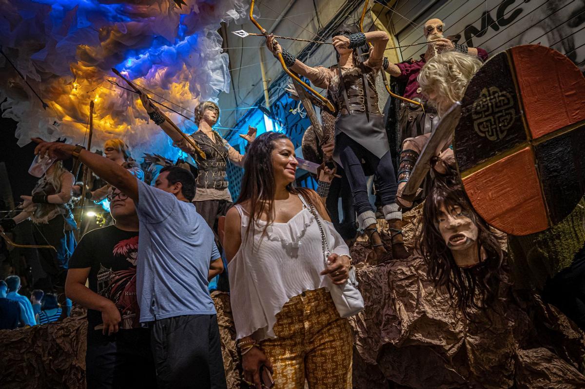 Ambiente en la primera noche de las fiestas de Gràcia.