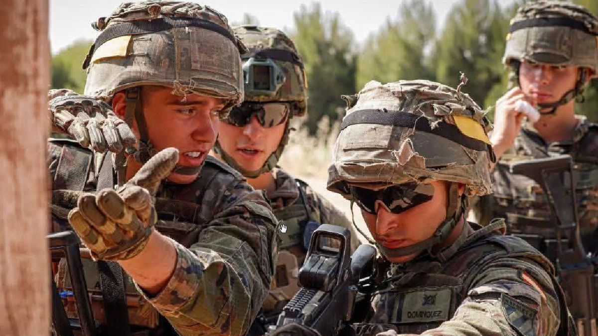 Un momento de un ejercicio de combate urbano de soldados de Infantería.