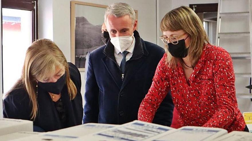 La consellera de Cultura, Àngels Ponsa, durant la seva visita a l&#039;Arxiu de la Cerdanya