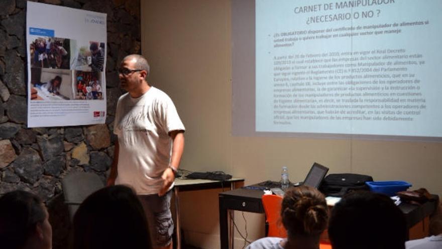 Javier Perdomo durante un curso de manipulador de alimentos.