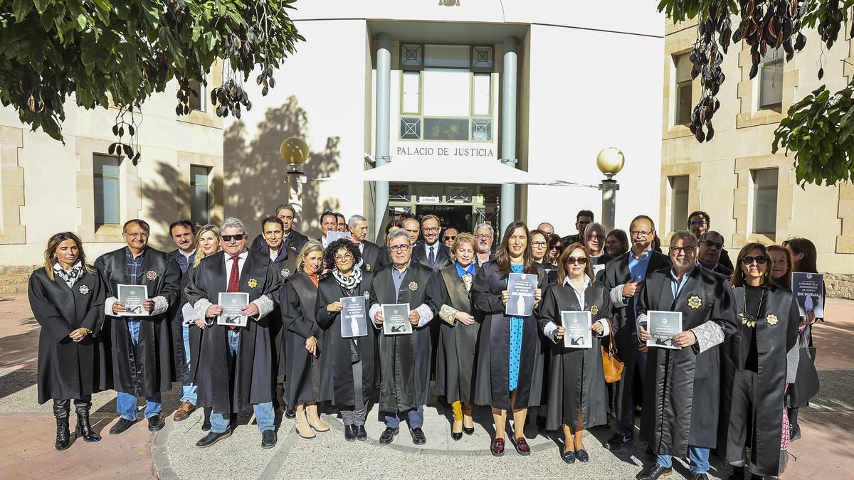 Un momento de la concentración del lunes en los juzgados de Alicante.