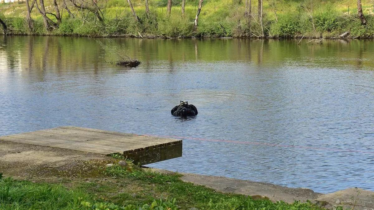 Buzos buscan en el río a Fernando Zamora