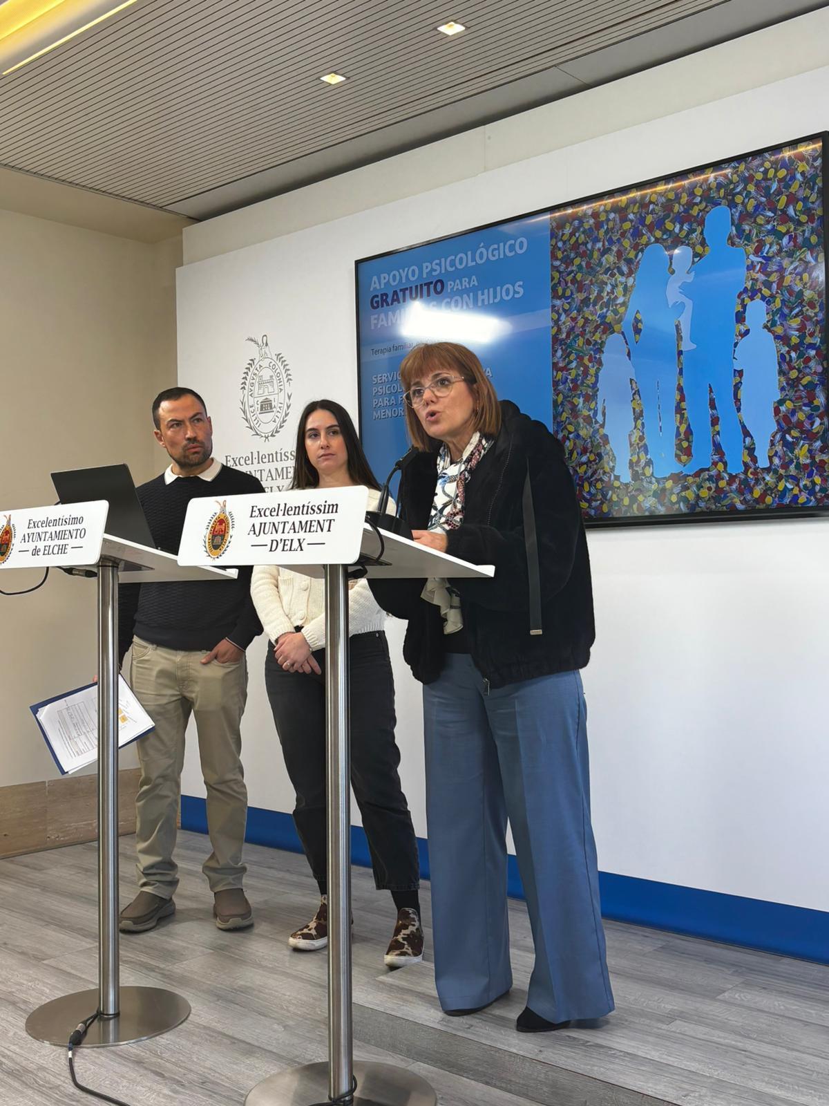 La concejala Aurora Rodil durante la rueda de prensa de presentación del Servicio de Apoyo Psicológico a Familias de Elche