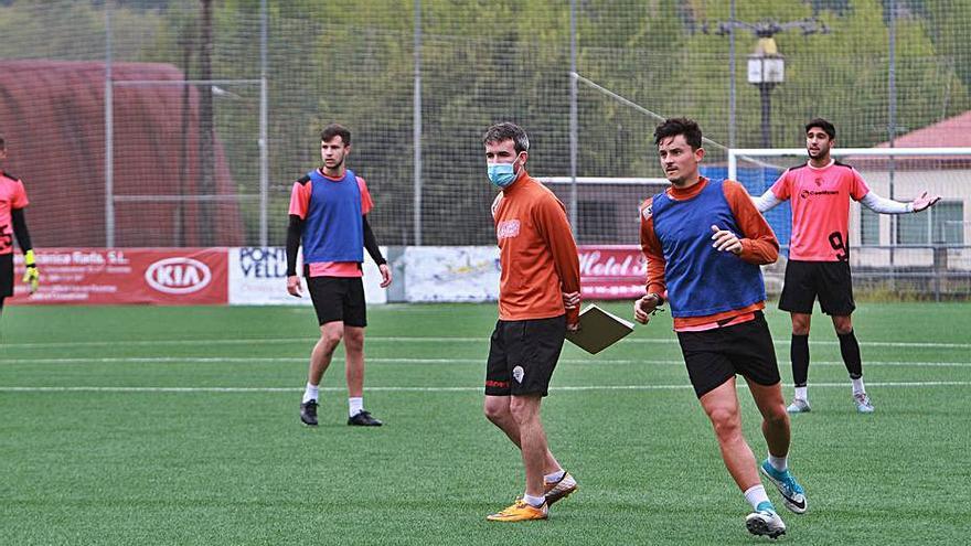 Domínguez, carpeta en mano, durante un entreno de pretemporada. |  // I.O.