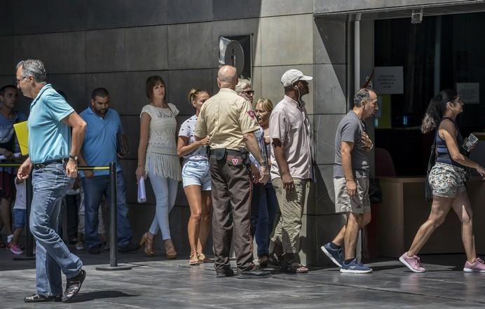 14/08/17.LAS PALMAS DE GRAN  CANARIA. Colas en Usos Multiples para solicitar las ayudas por alquiler. FOTO: J. PÉREZ CURBELO