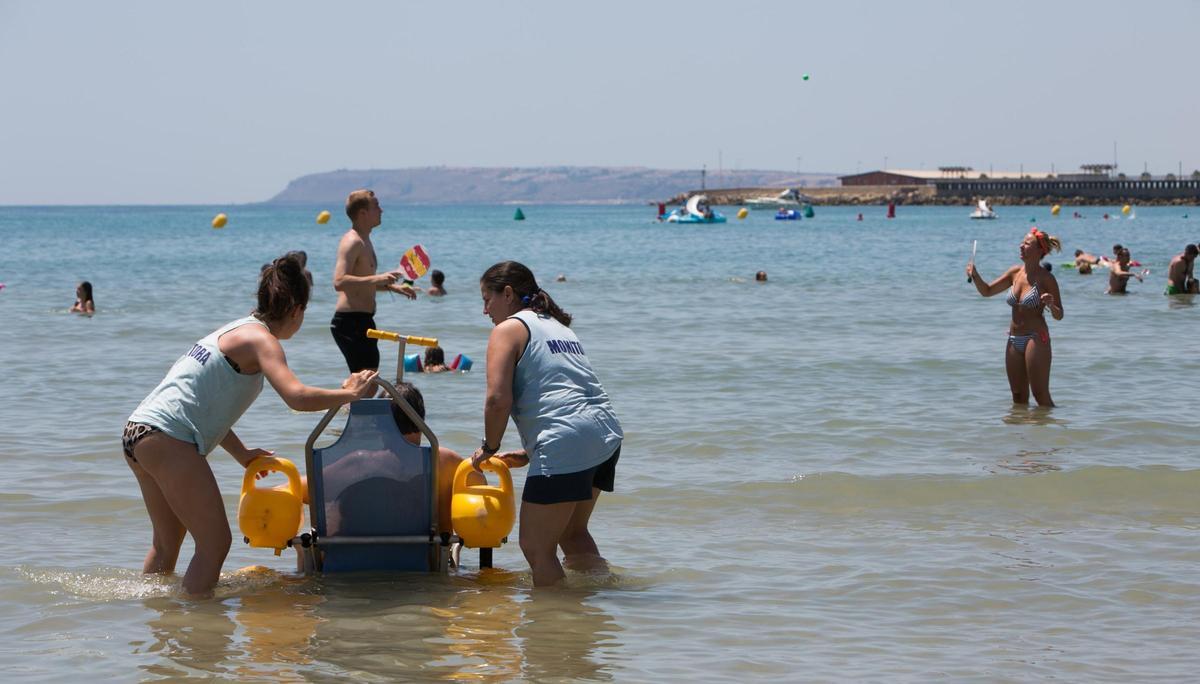 Servicio de accesibilidad en la playa del Postiguet, en Alicante.