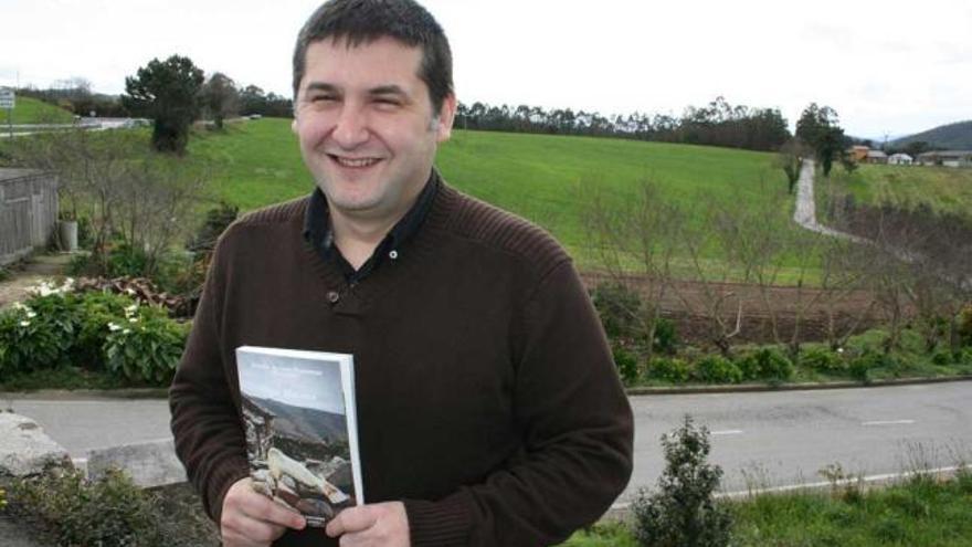 Arturo Álvarez, «Tangueiro», posa en Castropol con un ejemplar de su primera novela.  A la derecha, portada con la imagen de Valea. | t. cascudo