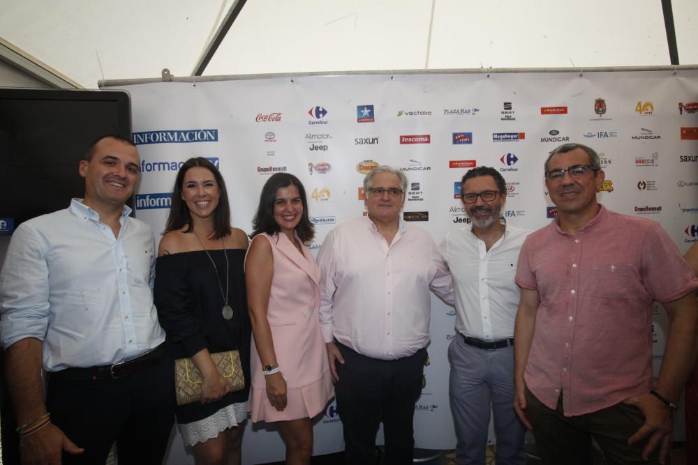 Políticos de diverso color visitan el tradicional racó junto a la plaza de los Luceros