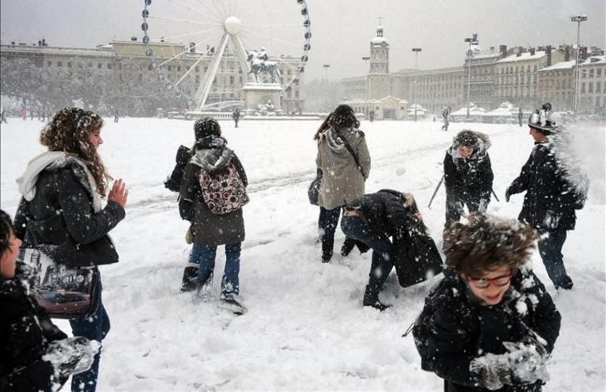 mjibanez14659497 children play with snowballs in front of a ferrywheel place 161028230748