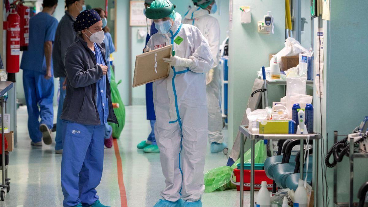 Sanitarios en una planta de enfermos covid.