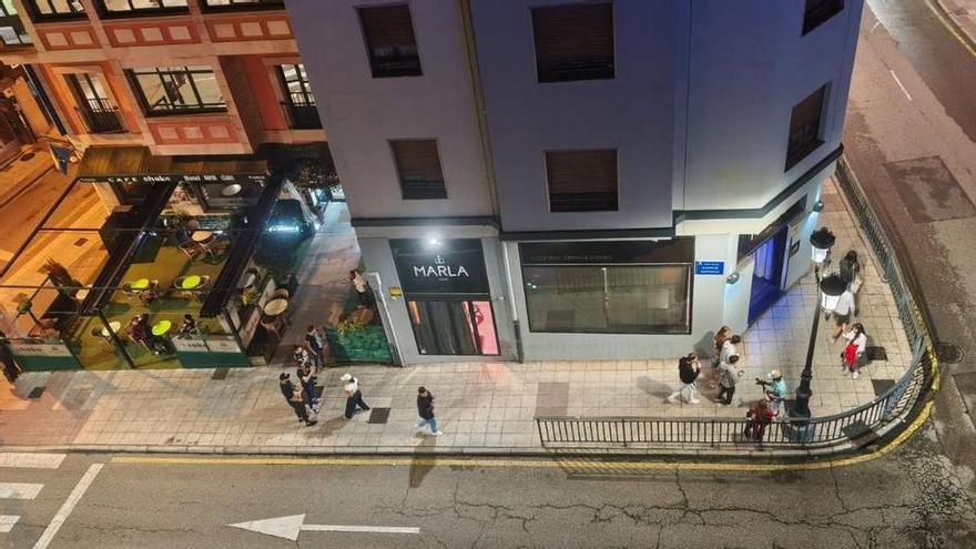 Los vecinos del polémico "after" del centro de Oviedo vuelven a llamar a la Policía tras una pelea: "La situación es horrible, no se puede soportar"