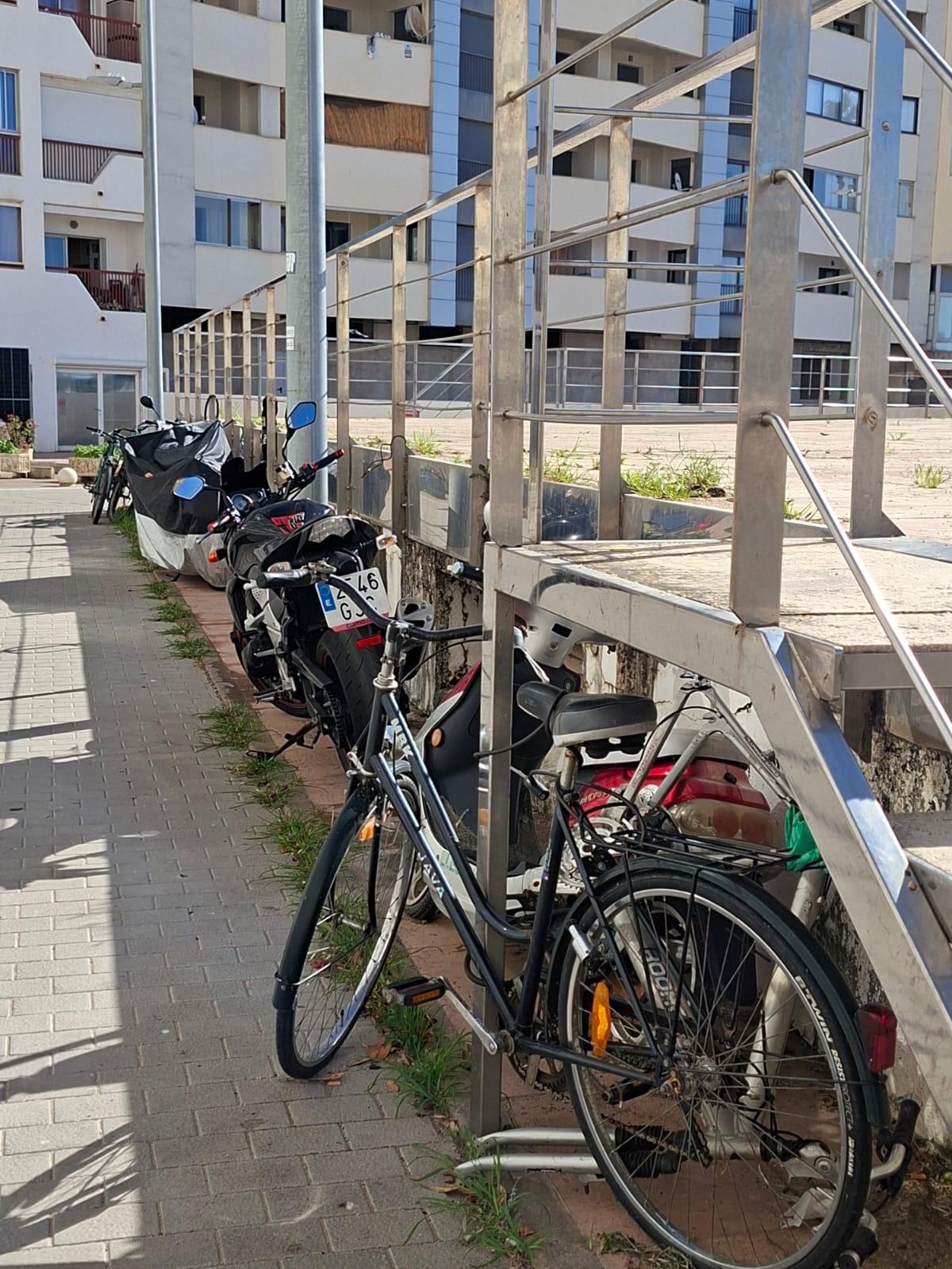 Algunes de les bicicletes que estarien abandonades des de fa més de tres anys.