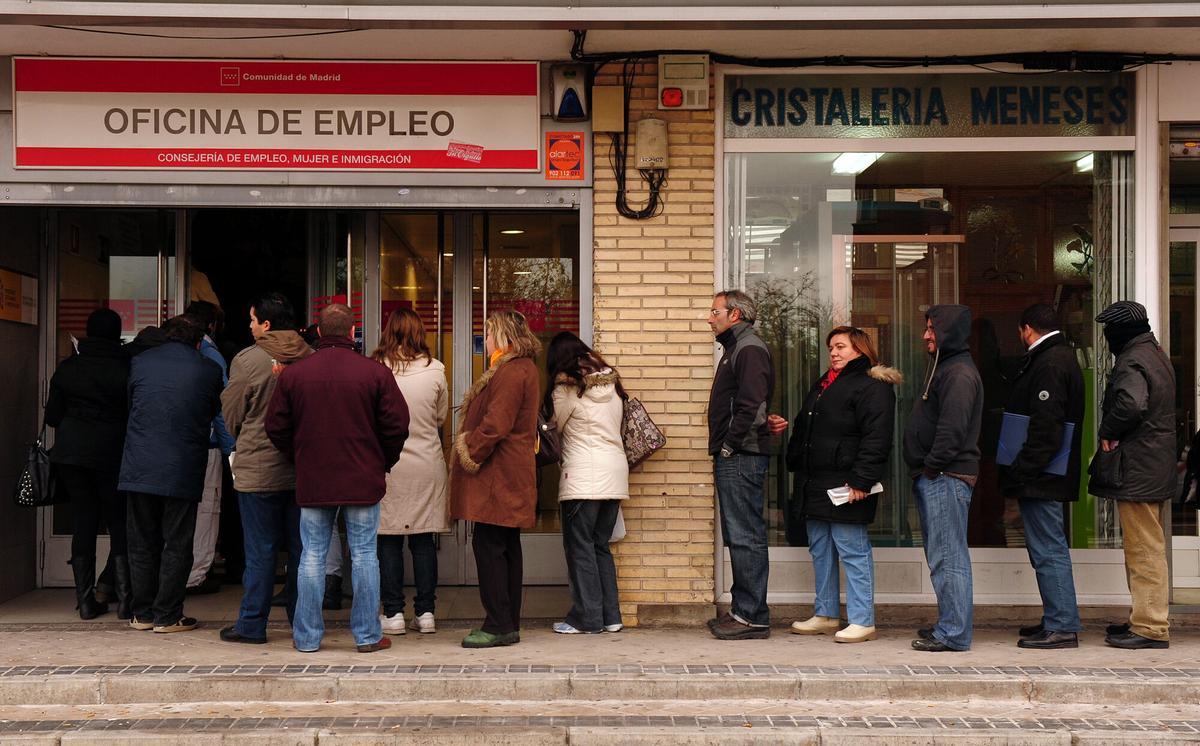 Varias personas hacen cola en una oficina de empleo
